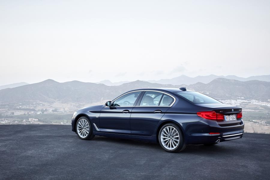 BMW 530d xDrive Sedan Luxury Line 2017 года  (WW) (фото 28 из 61)